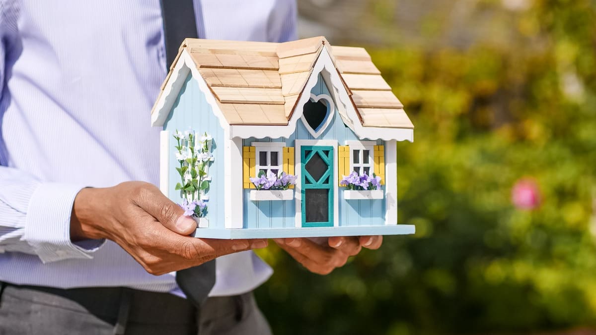 tirelire et maquette de maison symbolisant l'apport pour une simulation prêt immobilier