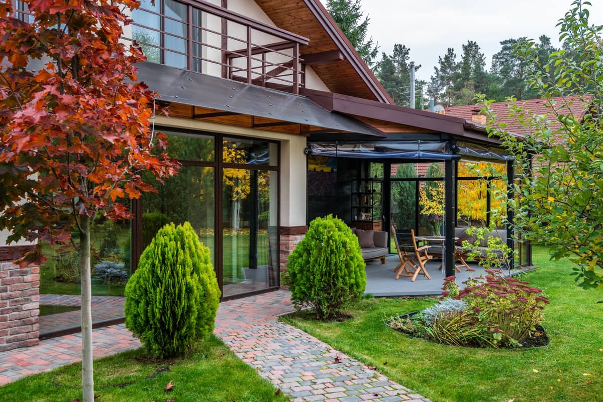 Véranda aluminium installée comme extension maison ouverte sur le jardin
