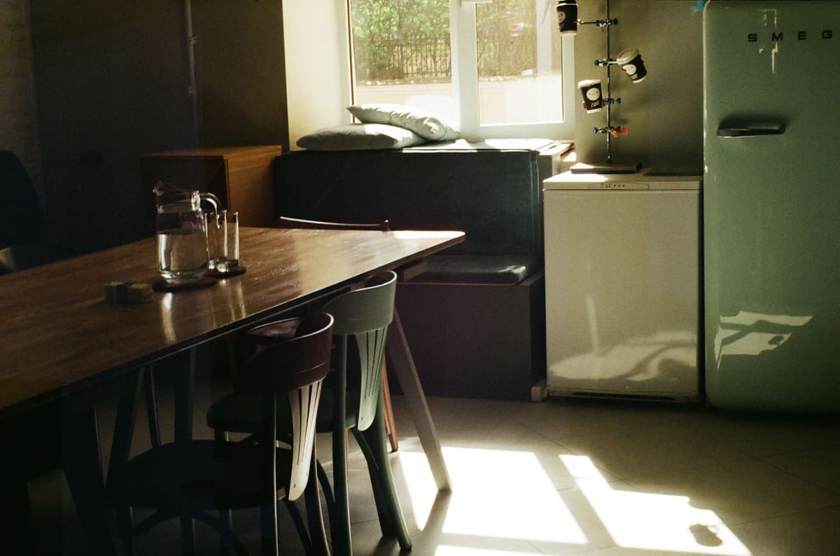 Cuisine de maison moderne équipée avec électroménager encastrable et îlot central