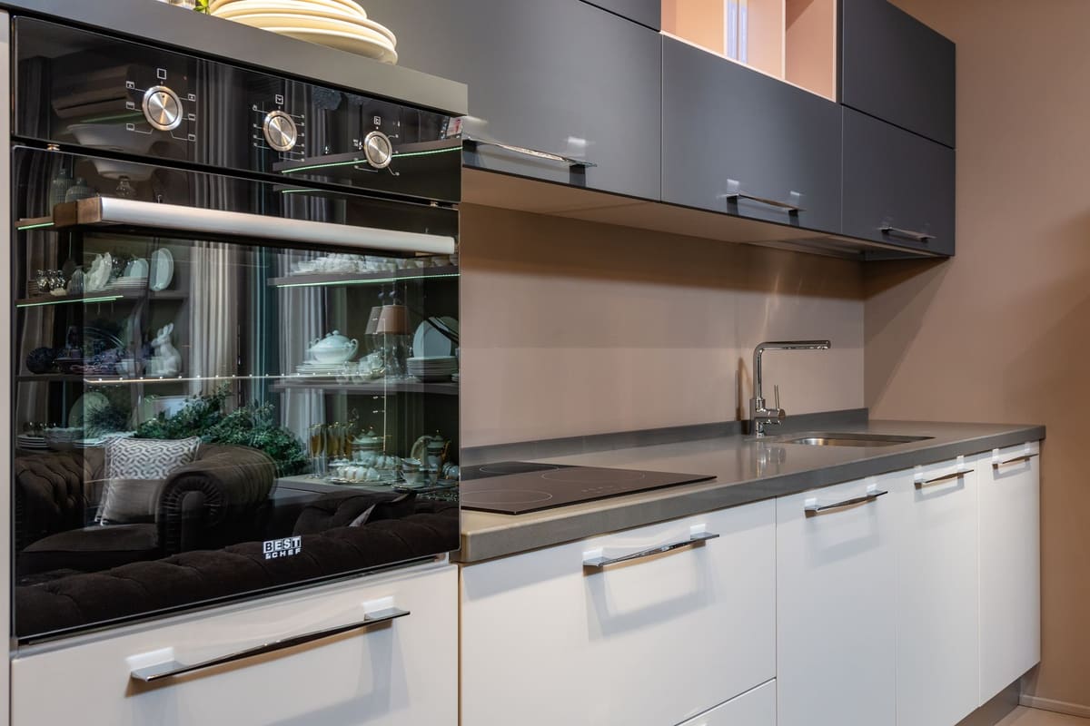 Prise plaque induction 32A installée sous un meuble de cuisine